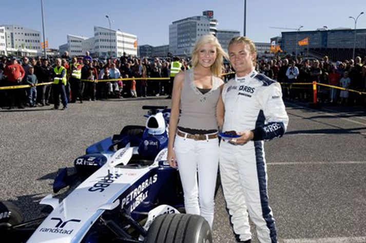 Með Ungrú Ísland í annari og afmælistertu í hinni. Rosberg sæll í sinni við Smáralind.