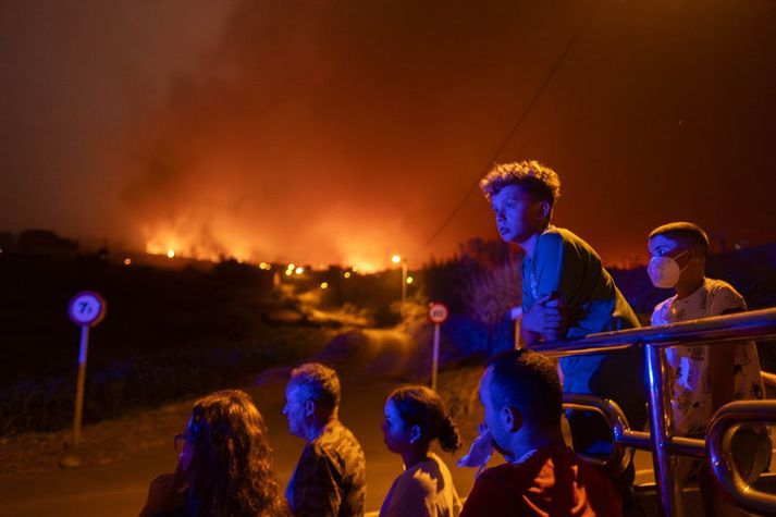 Íbúar á Tenerife fylgjast með húsum sínum í bjarma gróðureldanna sem hafa geisað á eyjunum frá því í síðustu viku.