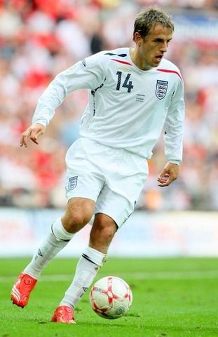 Enski landsliðsmaðurinn Phil Neville segir hegðun áhorfenda sífellt fara versnandi.