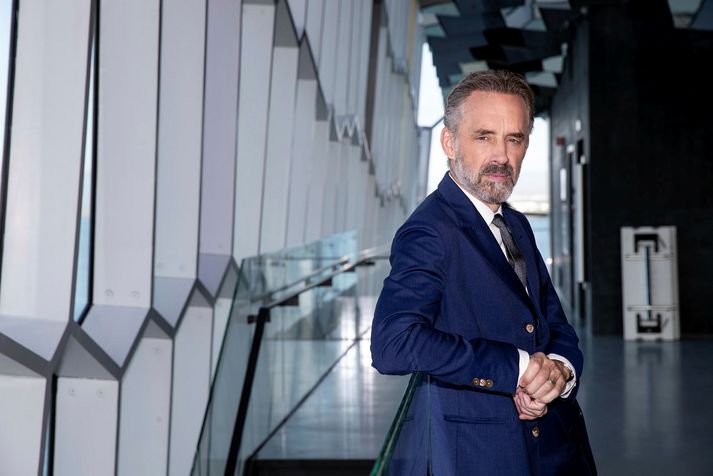 Hinn mjög svo umdeildi Jordan Peterson er væntanlegur aftur til landsins og mun halda fyrirlestur í Háskólabíó þann 25. júní næstkomandi. Síðast þegar hann kom var stappfullt á fyrirlestra hans.