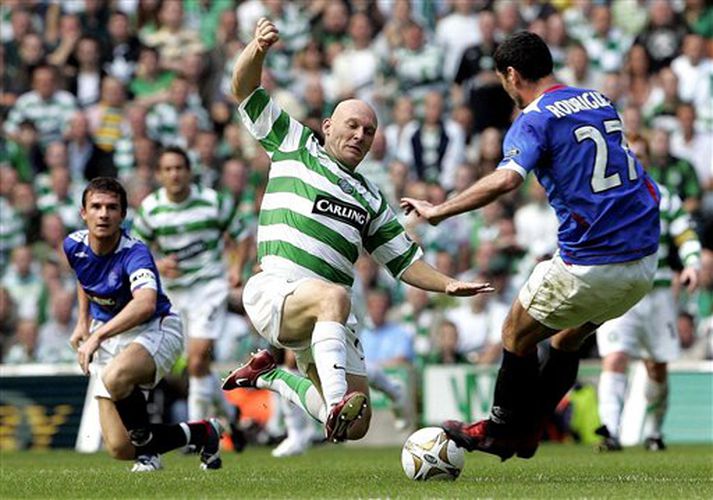 Thomas Gravesen gefur ekki tommu eftir í baráttu við Julien Rodriguez.