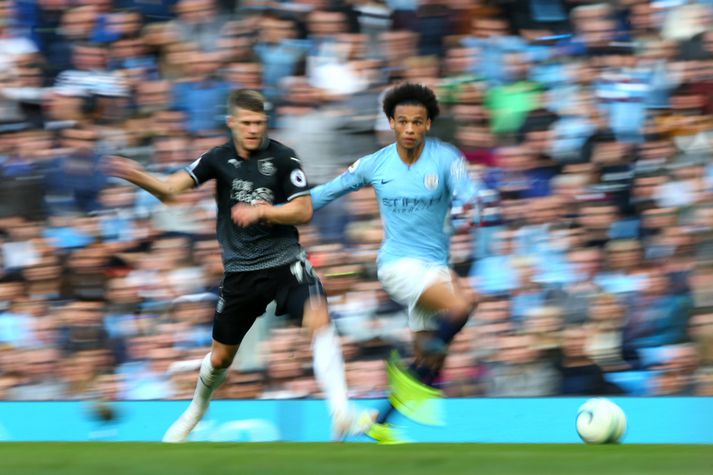 Jóhann Berg í baráttu við Leroy Sane hjá Manchester City.