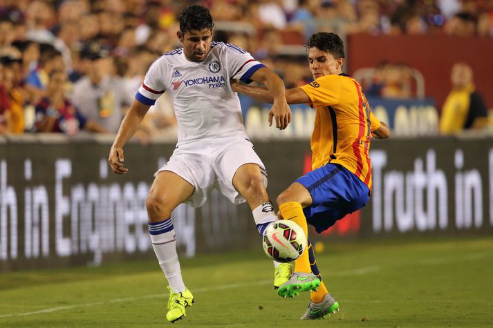 Costa í baráttunni í leik Barcelona og Chelsea.