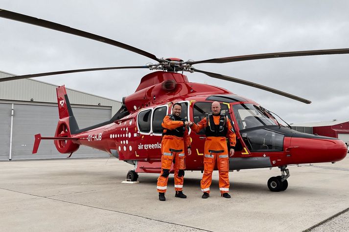 Flugmenn Air Greenland, Tonny, til vinstri, og Gunnar, til hægri, millilenda á Egilsstöðum og Ísafirði í dag í ferjufluginu með fyrstu Airbus-þyrluna til Grænlands.