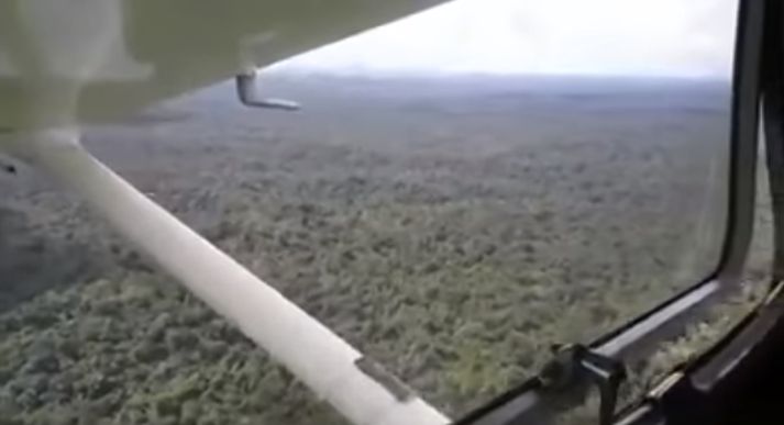 Rafbúnaður vélarinnar bilaði yfir Amasonskóginum og flugmaðurinn lenti á fljóti.