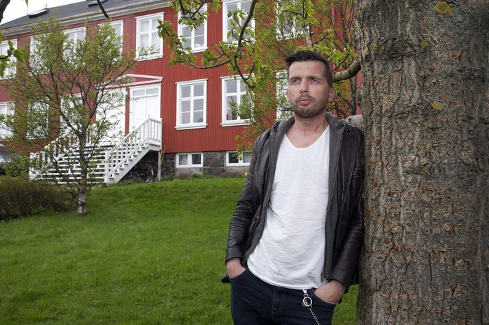 Kristjón við rauða húsið á Suðurgötu þar sem bjargarleysið gerði fyrst vart við sig. 