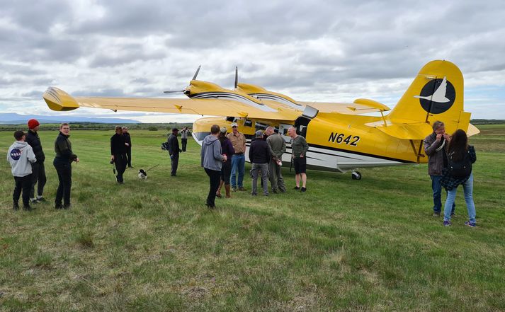 Grumman Goose-flugbáturinn lentur á Hellu eftir útsýnisflug yfir eldgosið. Hann var smíðaður árið 1945 fyrir bandaríska sjóherinn.