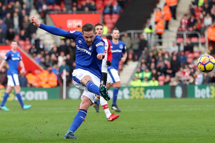 Gylfi Þór Sigurðsson sést hér skora markið sitt á móti Southampton.