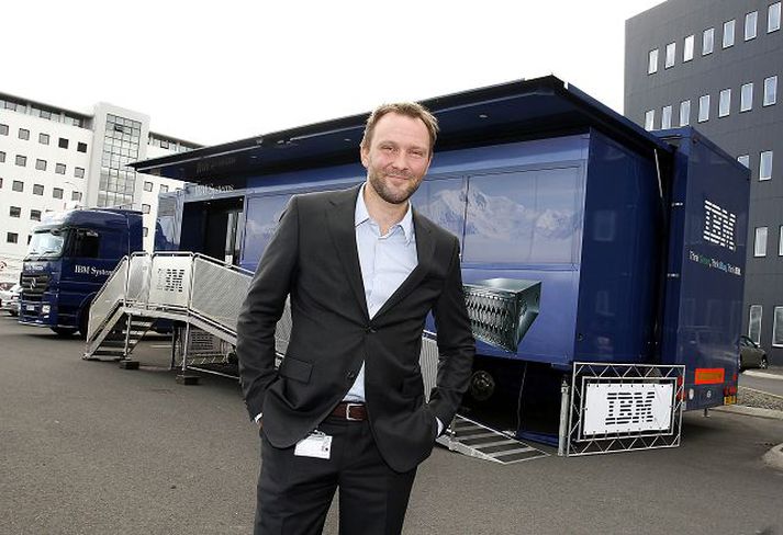 trukkurinn Gísli Þorsteinsson fyrir utan trukkinn stóra, sem er fyrir utan Borgartún 37.