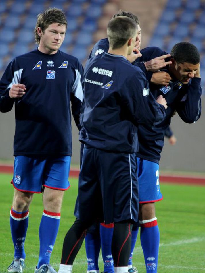 Guðlaugur Victor Pálsson fær að kenna á því frá félögum sínum í 21 árs landsliðinu.