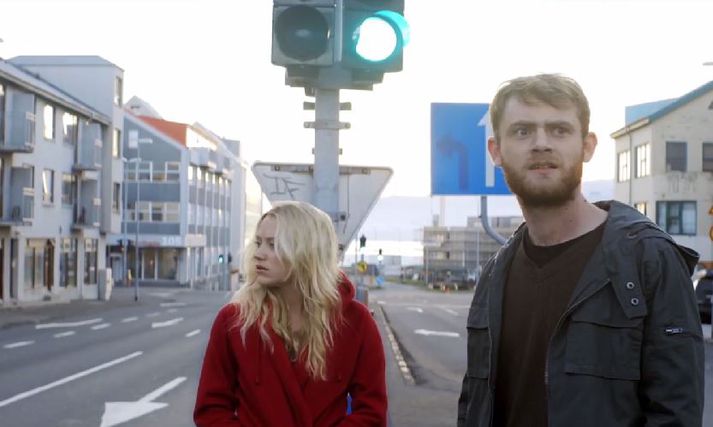 Maika Monroe og Matt O'Leary í hlutverkum sínum í Bokeh.