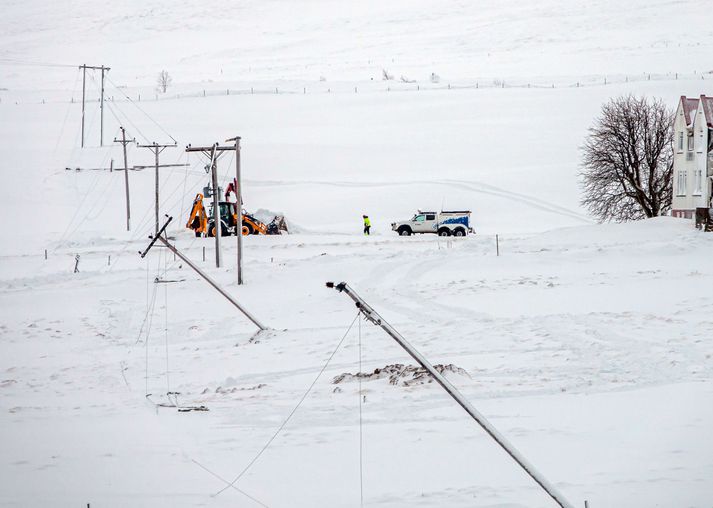 Brotnir rafmagnsstaurar fyrir utan Dalvík eftir óveður í desember.