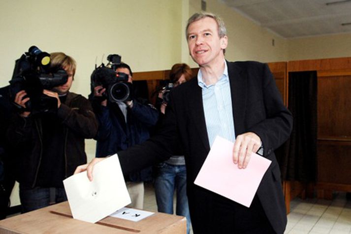 Yves Leterme, leiðtogi frjálslyndra demókrata á kjörstað í morgun.