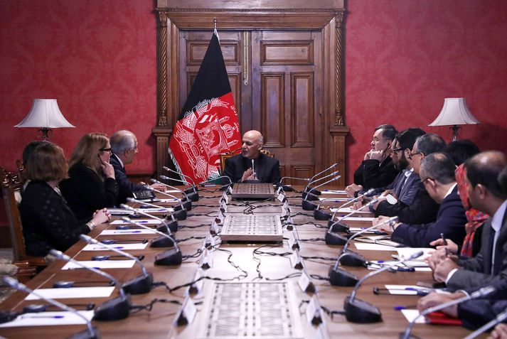 Frá fundi Zalmay Khalilzad, formanni samninganefndar Bandaríkjanna með Ashraf Ghani, forsætisráðherra Afganistan, í Kabúl.