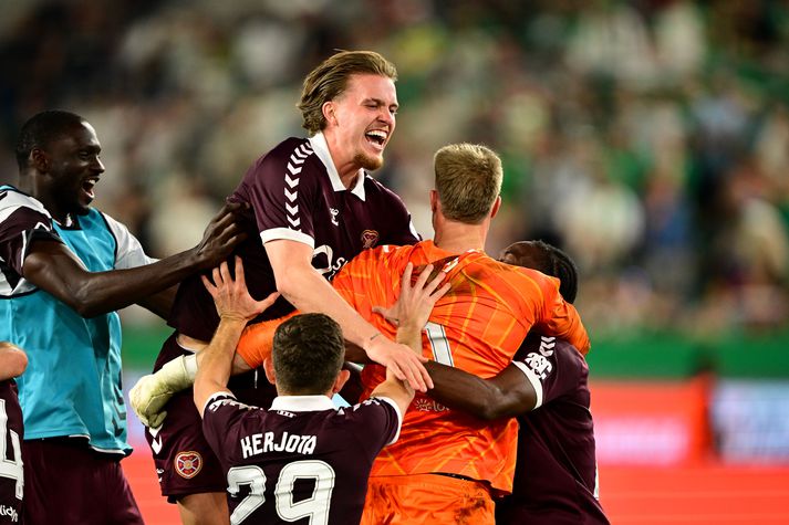 Markmaðurinn Beau Reus varði tvö víti og tryggði Hearts áfram. 