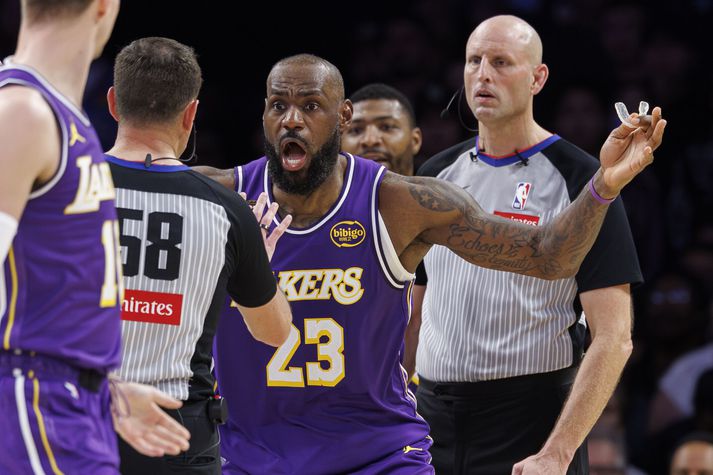 LeBron James er búinn að missa af það mörgum leikjum með Los Angeles Lakers að hann á ekki lengur möguleika á að vinna verðlaun á þessu tímabili.