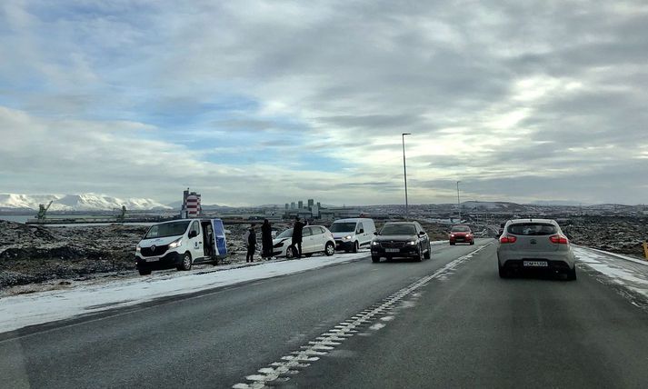 Wcześnie rano na Reykjanesbraut warunki do jazdy były trudne, ponieważ nawierzchnia drogi była bardzo śliska.