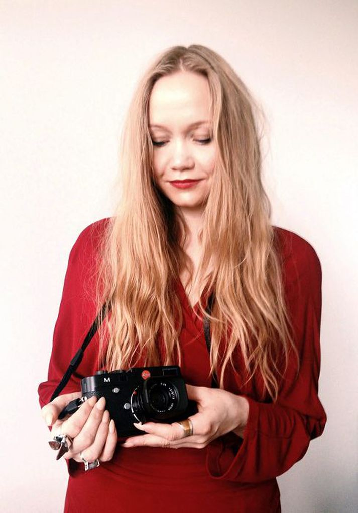 Leica gaf öllum ljósmyndurum sem tóku þátt í verkefninu Leica M-myndavél að gjöf með áletruðu nafni hvers og eins.