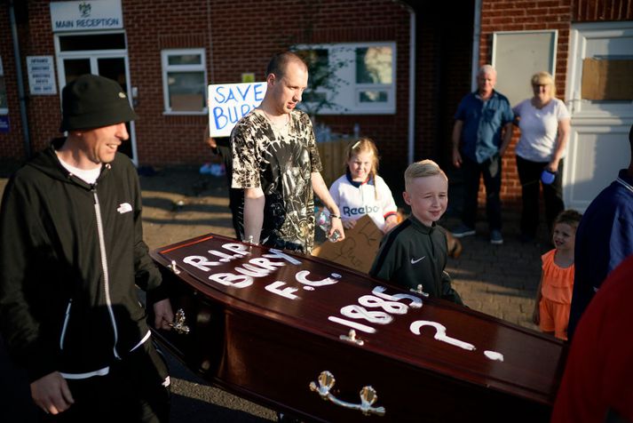 Stuðningsmenn Bury grétu í gær og jörðuðu félagið sitt með táknrænni athöfn.