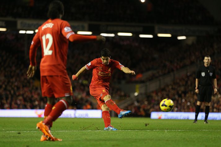 Luis Suarez skorar hér seinna markið sitt í dag.