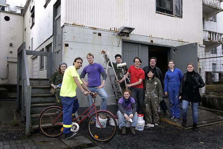 hugsjónastarf Erlendir sjálfboðarliðar streyma nú til landsins til að taka þátt í uppbyggingarstarfi Veraldarvina við Hverfsigötu og víðar á landinu. Um 1.000 sjálboðaliðar komu hingað á síðasta ári en áætlað er að þeir verði nú talsvert fleiri eða um 1.400 talsins.fréttablaðið/vilhelm