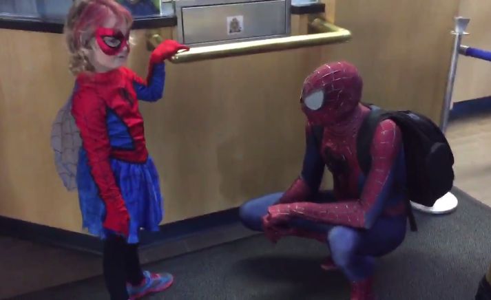 Hin sex ára gamla Mable Tooke var klædd í gervi ofurhetjunnar SpiderMable og tókst að bjarga fyrirliða íshokkíliðs Edmonton-borgar úr klóm illmennisins Mysterio.