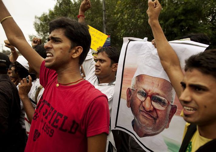 Almenningur þusti út á götur í gær til að mótmæla handtöku Anna Hazare. Honum var sleppt úr haldi skömmu siðar.