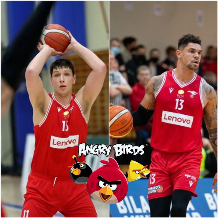 Pavel spilar Angry Birds til að róa taugarnar.