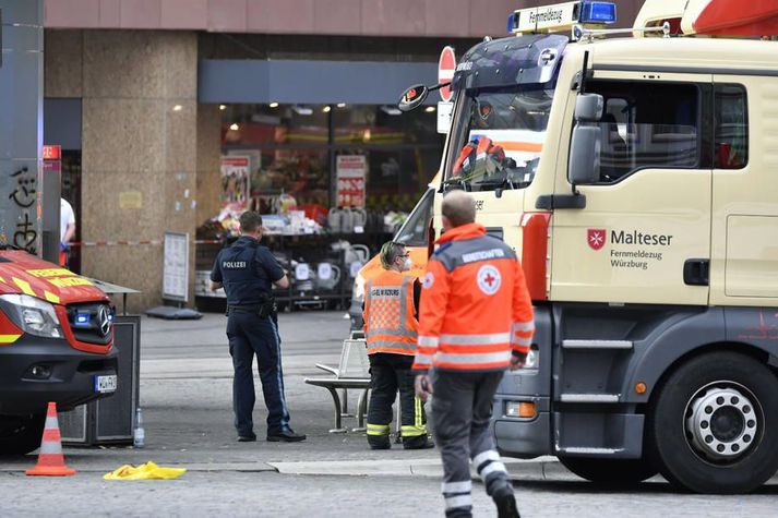 Viðbragðsaðilar á vettvangi árásarinnar í Würzburg í Bæjaralandi á föstudag.