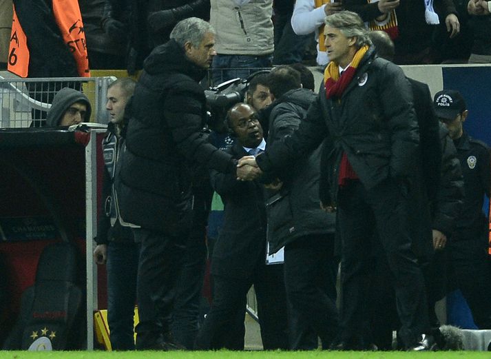 Mourinho og Mancini takast í hendur.