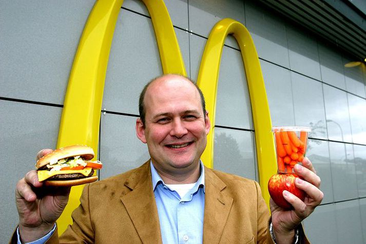 Rekstur hamborgarastaðarins Metro hefur í tvígang verið færður í ný félög og þau fyrri farið í þrot. Hér er Jón Garðar með McDonald's-borgara og fleira.