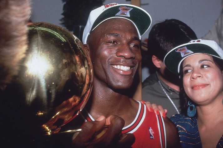 Michael Jordan með bikarinn eftir að hann vann loksins NBA-deildina árið 1991.