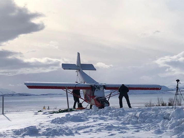 Flugvélin komin upp á bakka Þingvallavatns tveimur dögum eftir að hún lenti á vatninu.