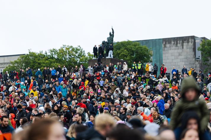 Arnarhóll var óvenju litafagur í gær, á Menningarnótt laugardaginn 22. ágúst, þar sem fjölmargir gestir Tónaflóðs klæddust regnjökkum í frumlitunum.