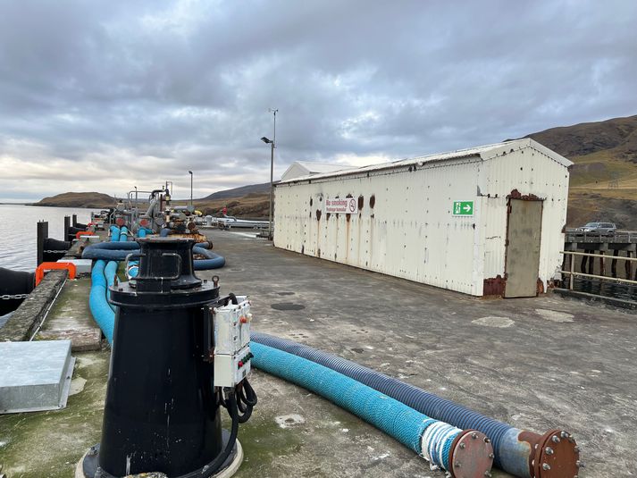 Athafnasvæði Rastar á bryggjunni í Hvalfirði þar sem dælibúnaður verður settur upp tímabundið. Hann á að fjarlægja að tilrauninni lokinni sem á að standa yfir í mesta lagi fjóra daga.