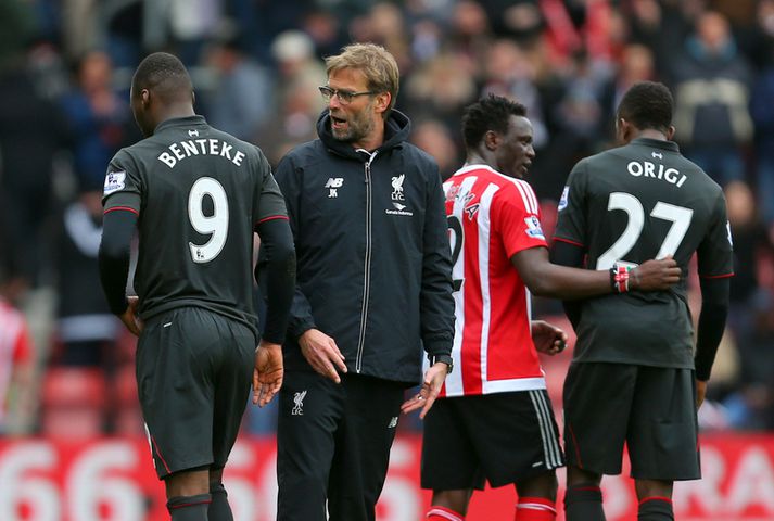 Benteke fær hér orð í eyra frá Klopp.