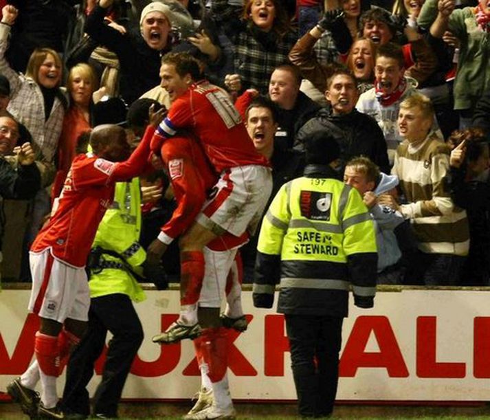 Leikmenn Barnsley fagna sigurmarki sínu gegn Chelsea.