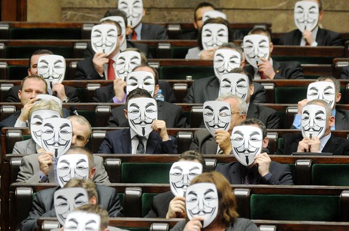 Nokkrir pólskir þingmenn settu upp Guy Fawkes-grímur eftir að samningurinn var undirritaður.