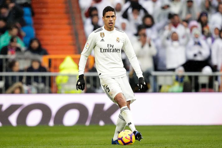 Manchester United hefði reynt við Raphaël Varane fyrir eðlilegt verð að mati Neville.