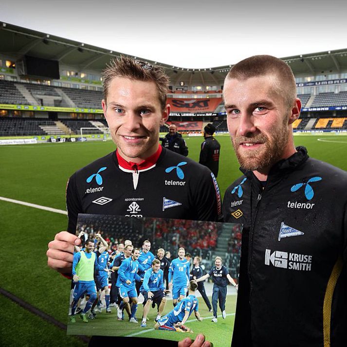 Strákarnir með myndina af félögum sínum.