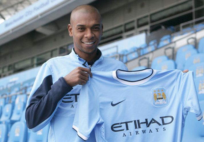 Fernandinho með City-treyjuna á Etihad.