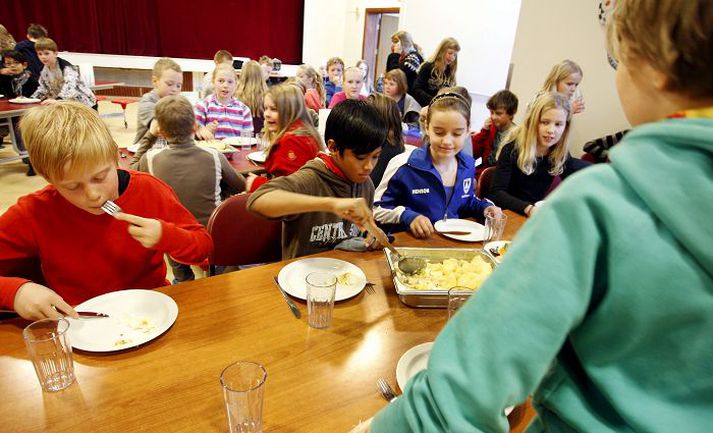 Krakkarnir í mötuneyti Háteigsskóla þurfa ekki að óttast að boðð sé upp á mengaðan fisk, ólíkt nemendum annars staðar á Norðurlöndunum.