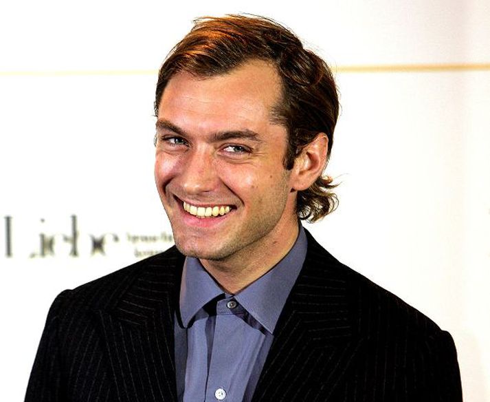 Hjartaknúsarinn Jude Law er ekki við eina fjölina felldur í kvennamálum.