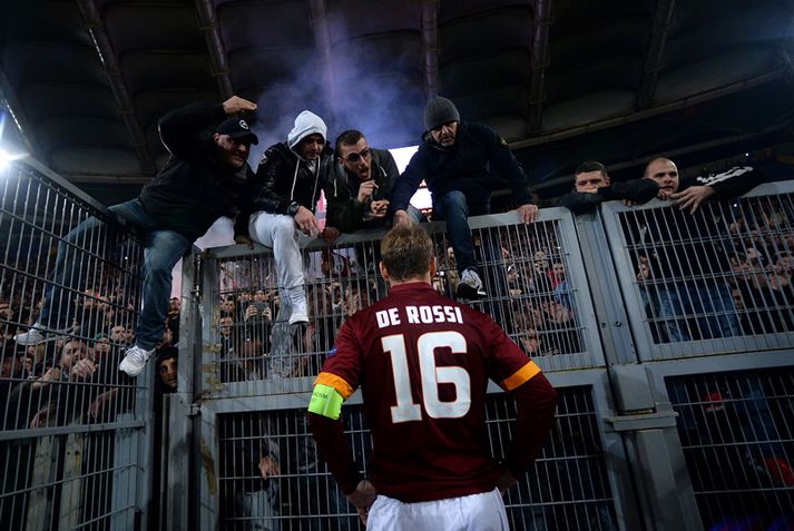 Daniele de Rossi ræðir við reiða stuðningsmenn.