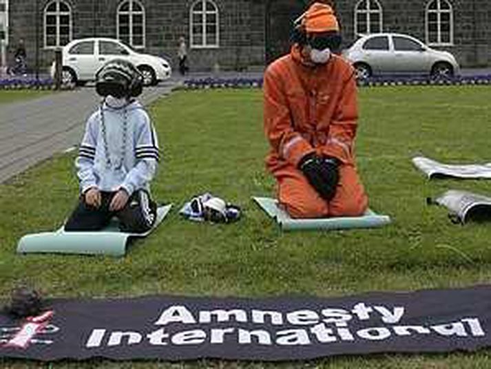 Amnesty International mótmæla við Austurvöll.