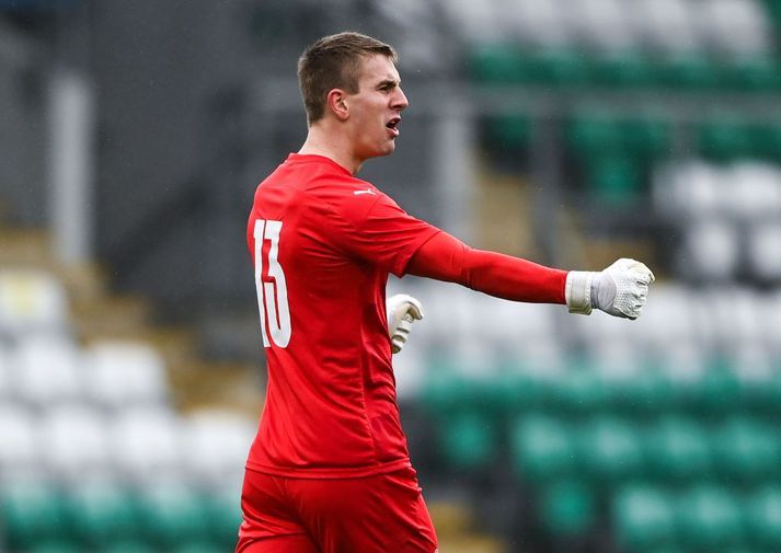 Patrik Gunnarsson fagnar í leiknum við Íra með U21-landsliðinu, en sigur í þeim leik kom Íslandi í lokakeppni EM.