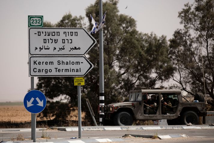 Venjulega fara stórir vöruflutningar í gegnum Kerem Shalom. Egyptar hafa samþykkt að hleypa vöruflutningabílum með hjálpargögn þar í gegn á meðan ekki er hægt að fara í gegnum Rafah landamærin.