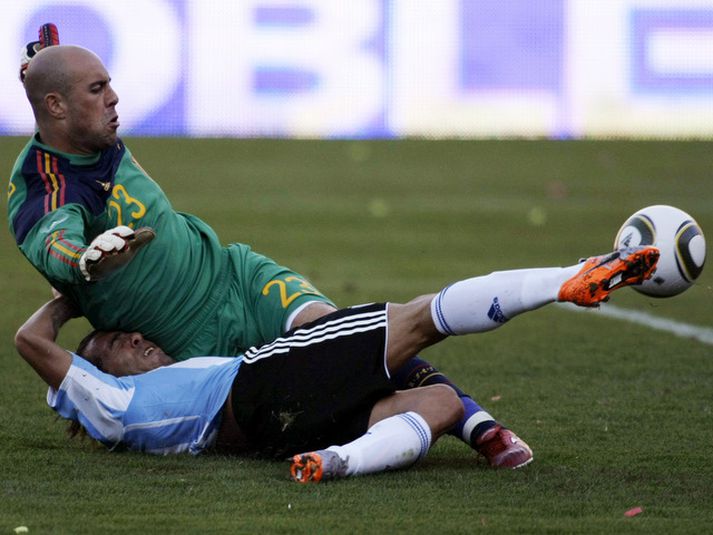 Pepe Reina  fékk á sig fjögur mörk þar á meðal þetta frá Carlos Tevez.
