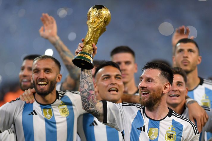 Lionel Messi lyftir heimsbikarnum í Katar í desember 2022.