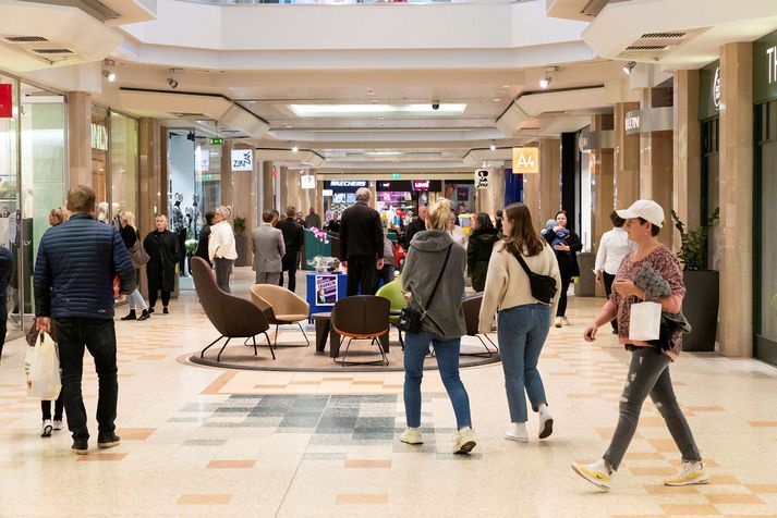 Framkvæmdastjóri Samtaka iðnaðarins fullyrðir að minna verði eftir í veski landsmanna um hver mánaðamót vegna stöðunnar í Reykjavík. Seðlabankinn hefur hækkað stýrivexti með vísan í húsnæðisskort sem valdi hærra íbúðaverði. 